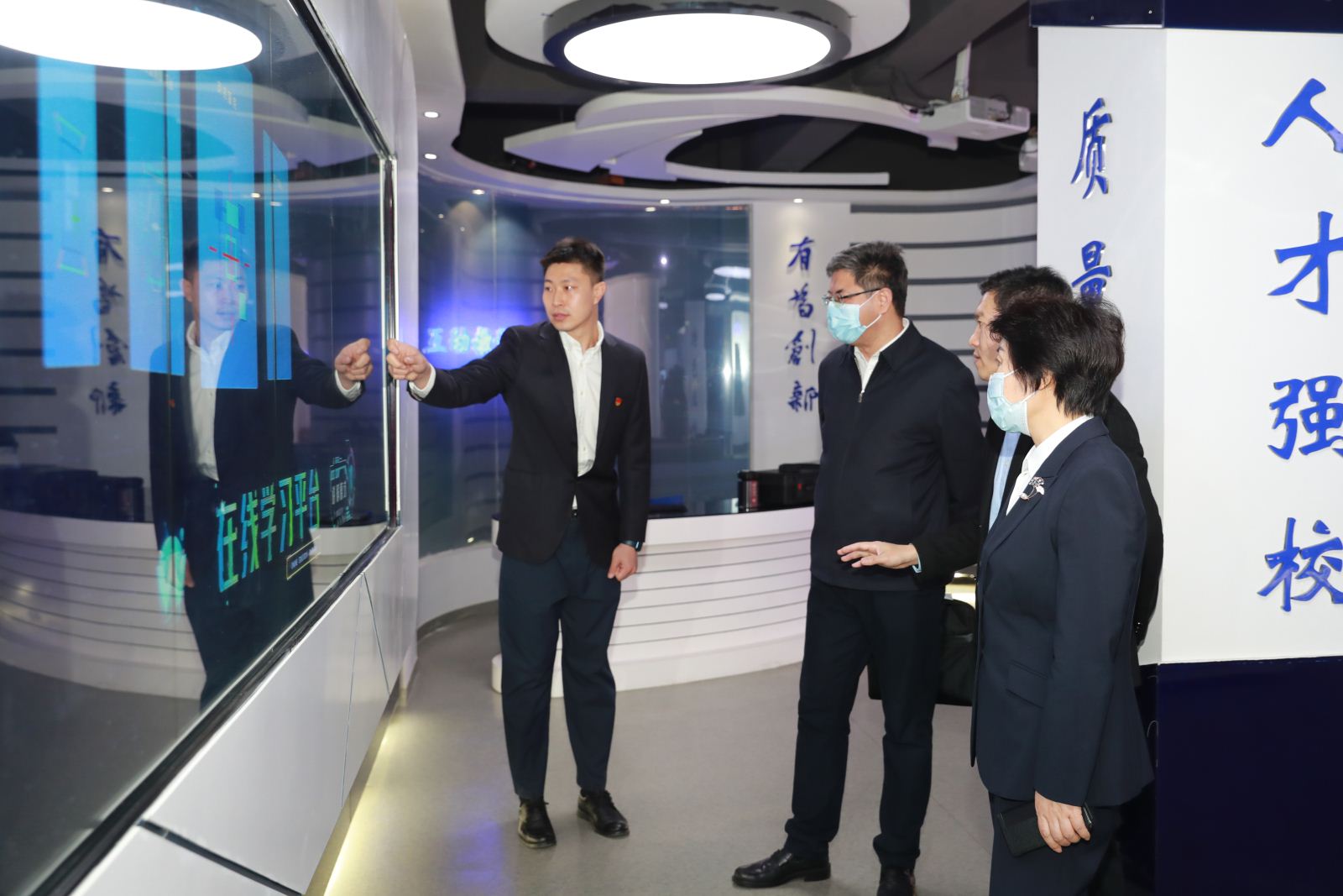 市领导参观数字化体验中心