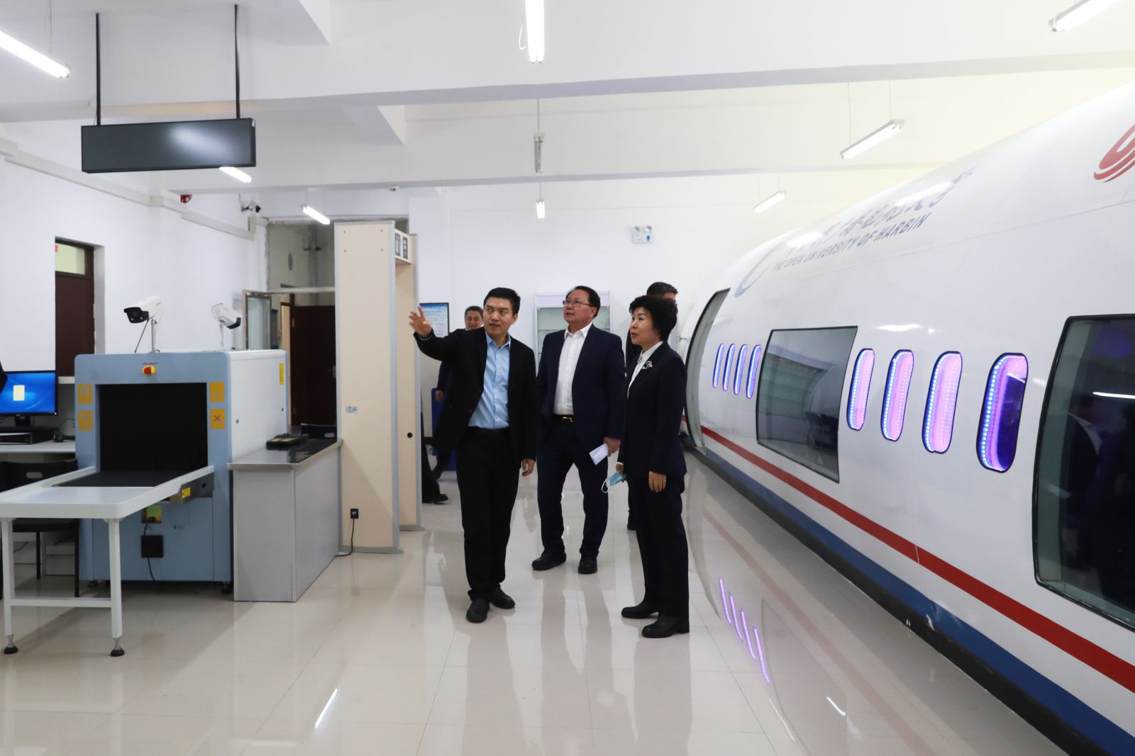 市领导参观航空舱