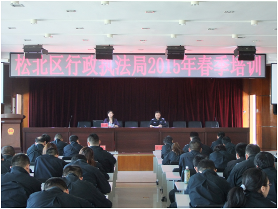 参训干部认真聆听讲座内容